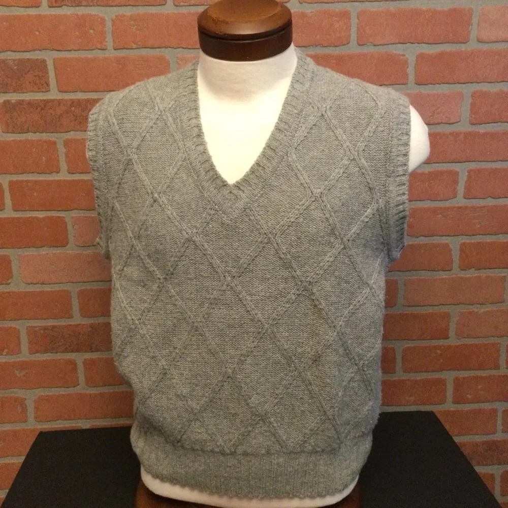 IZOD Lacoste mens Sweater Vest size large grey sleeveless pullover cable knit ar